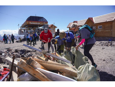 Свыше 20 тонн мусора собрали волонтеры на склонах Эльбруса