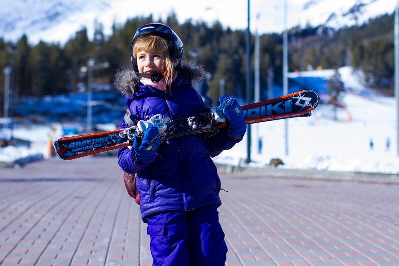 Ребенок встал на лыжи. Горнолыжный индустрия. Фотограф в Доброграде.