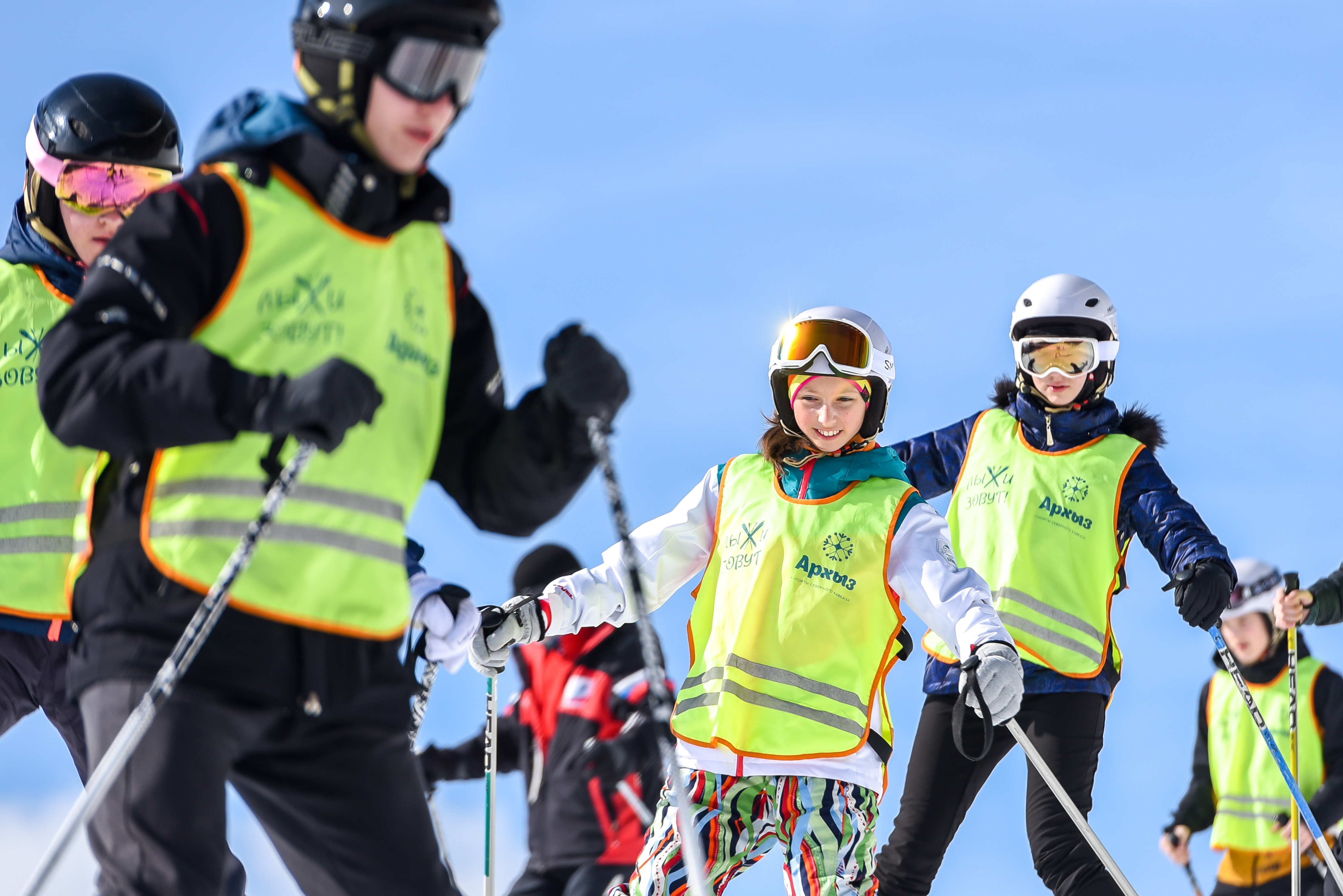 Бесплатный горный сайт. Обучение горным лыжам. Занятия горными лыжами детская группа.